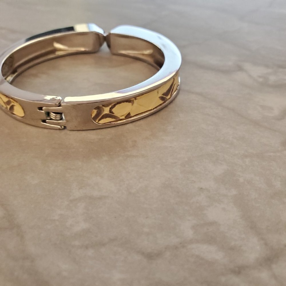✨ Stella and Dot Emerson Skakeskin Embossed Hinged Bangle Bracelet ✨ - Picture 6 of 10